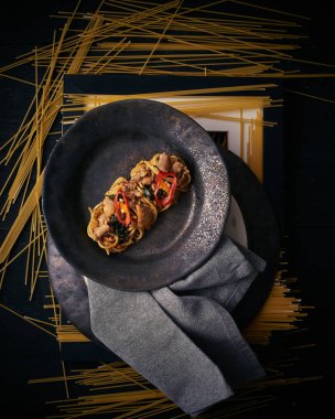 Spagetti chili domuz fesleğen yaprağı.