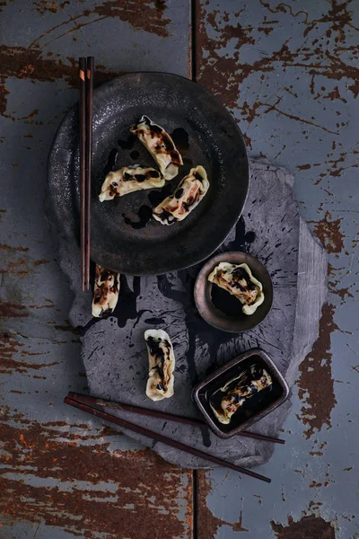 Kinesiska dumplings med soja dipsås. — Stockfoto