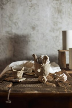 Arka planda farklı el yapımı seramik