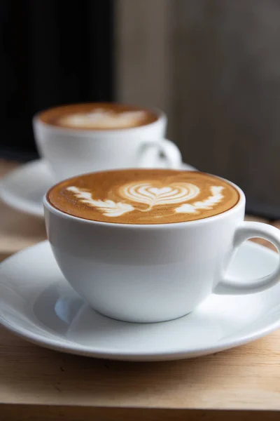 Filiżanka Gorącej Kawy Sztuki Latte Drewnianym Stole — Zdjęcie stockowe