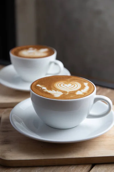 Filiżanka Gorącej Kawy Sztuki Latte Drewnianym Stole — Zdjęcie stockowe
