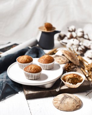 Muzlu Kek ahşap arka plan üzerinde.