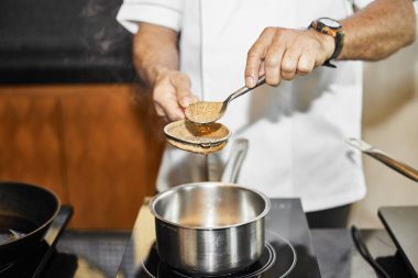 Aşçı mutfakta yemek yapıyor.