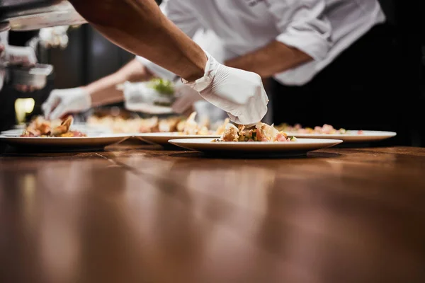 Chef preparando prato — Fotografia de Stock