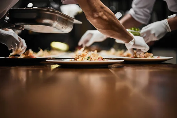 Şef hazırlanıyor çanak