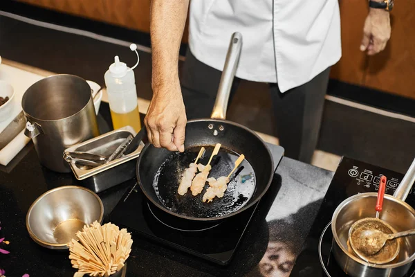 Chef matlagning i ett kök — Stockfoto