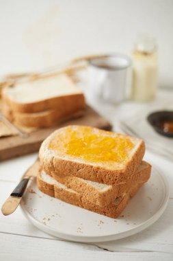 Ahşap arka planda tatlı reçelli lezzetli tostlar