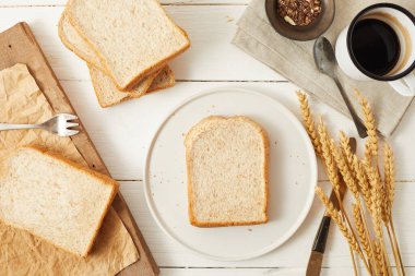 Tahta zeminde pişirilmiş tam buğday ekmeği.