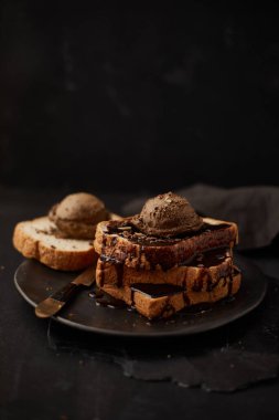 Çikolatalı dondurma ve bir dilim tost.