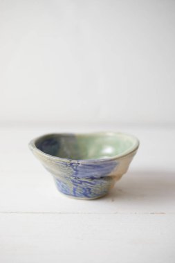 Beyaz arka planda bir fincan çay.