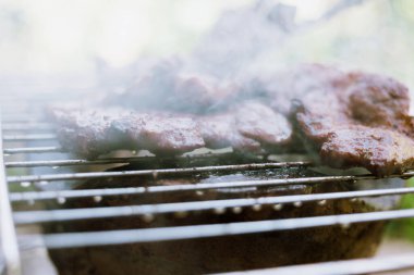 Izgarada pişirilmiş domuz eti..