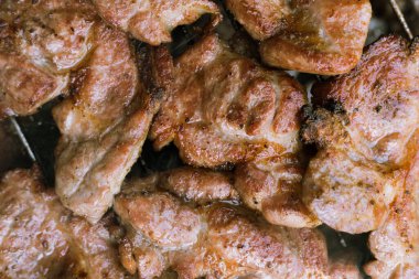 Izgarada pişirilmiş domuz eti..