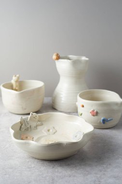 Seramik seti, şık sofra takımı, masa dekoru ve yemek menüsü konsepti.