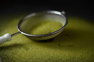 Japon yeşil çay tozunu yakın.