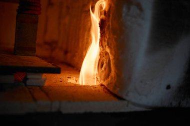 Fırında bir sürü rustik kil, çiğ seramik ürünler