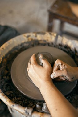 Seramik atölyesi. Çömlek yapma süreci.