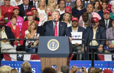 Tampa, Florida 31 Temmuz 2018 Temsilcisi Ron Desantis adresleri bir kalabalık Cumhurbaşkanı Donald Trump Tampa, Florida'da bir mitingde 31 Temmuz 2018 üzerinde izlerken.