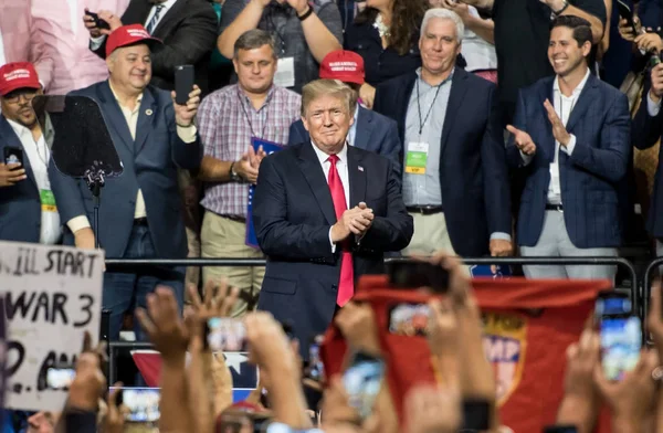 Tampa, Florida 31 Temmuz 2018 Temsilcisi Ron Desantis adresleri bir kalabalık Cumhurbaşkanı Donald Trump Tampa, Florida'da bir mitingde 31 Temmuz 2018 üzerinde izlerken.