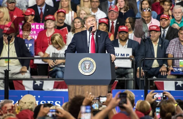 Tampa, Florida 31 Temmuz 2018 Temsilcisi Ron Desantis adresleri bir kalabalık Cumhurbaşkanı Donald Trump Tampa, Florida'da bir mitingde 31 Temmuz 2018 üzerinde izlerken.