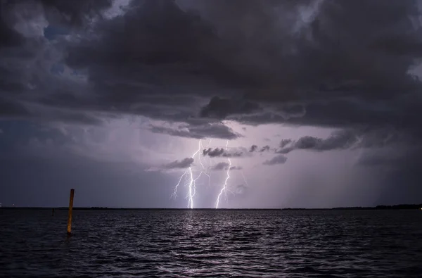 湖の上で 回の落雷 — ストック写真