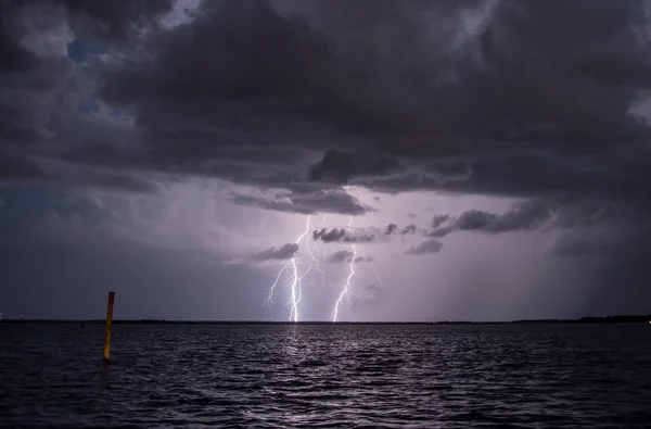 Relâmpagos Duas Vezes Sobre Lago — Fotografia de Stock