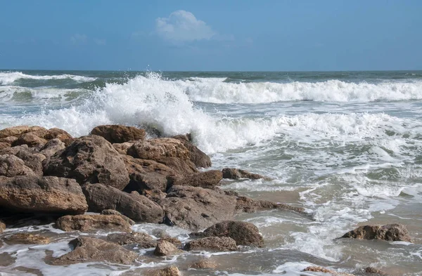 海浪在岩石海滩上坠毁 — 图库照片
