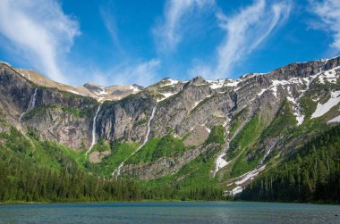 Buzul Ulusal Parkı 'ndaki Avalanche Havzası' nda dağlardaki şelaleler.