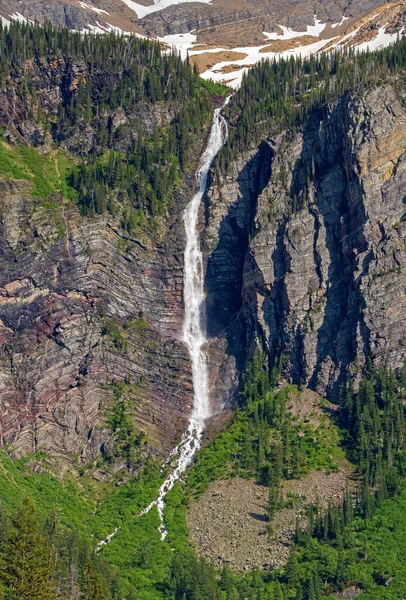 冰川国家公园的水落山下 — 图库照片