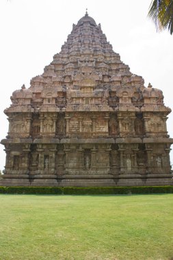 Yemyeşil bir yeşil çim Asya'daki eski Krallık mimari yapısı.