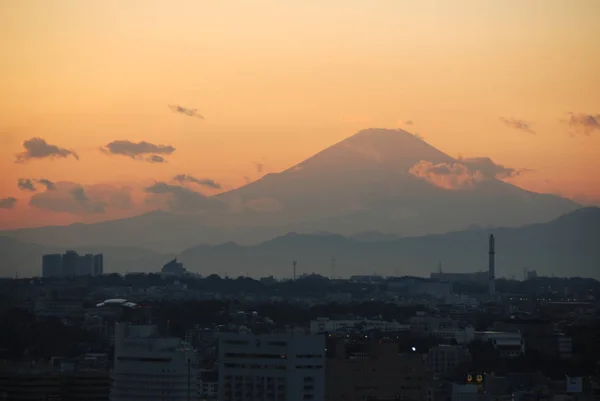 Siluete günbatımı ışığı Fuji Dağı.
