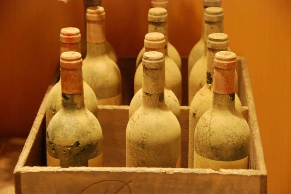 İyi eski şarap bir şişe.