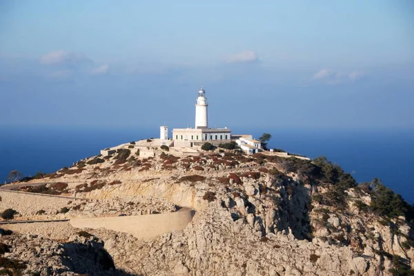 Tepenin üst kısmında beyaz deniz feneri.