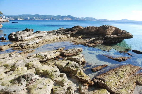 Malta Island yakınındaki taş sahil.