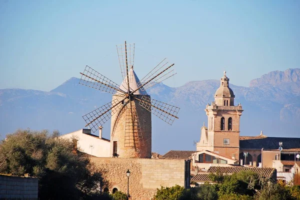 Yel değirmeni ve birlikte tepede duran Kulesi.