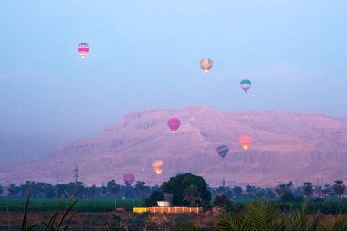 Nil nehri gün doğumunda, Lüksör, Mısır 'da sıcak hava balonları ile.
