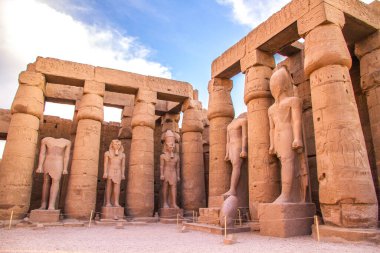 Günbatımında antik Luxor tapınağı, UNESCO Dünya Mirası alanı, Lüksör, Mısır.