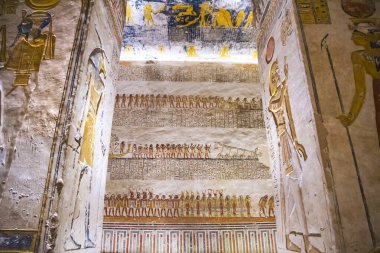 Krallar vadisinde hiyeroglifler bulunan firavunlar için antik mezar odaları, Luxor, Mısır. 