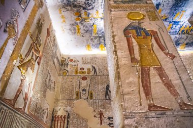 Krallar vadisinde hiyeroglifler bulunan firavunlar için antik mezar odaları, Luxor, Mısır. 