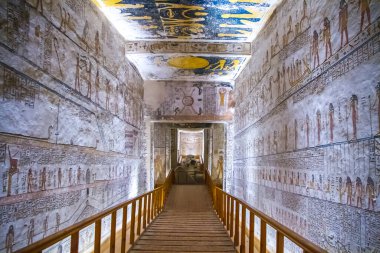 Krallar vadisinde hiyeroglifler bulunan firavunlar için antik mezar odaları, Luxor, Mısır. 