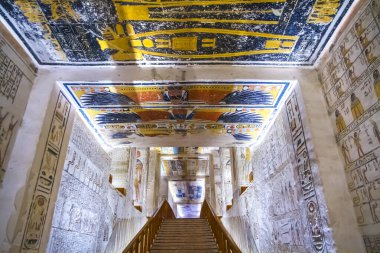 Krallar vadisinde hiyeroglifler bulunan firavunlar için antik mezar odaları, Luxor, Mısır. 