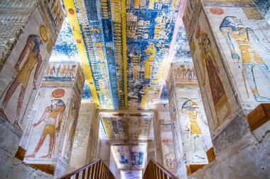 Krallar vadisinde hiyeroglifler bulunan firavunlar için antik mezar odaları, Luxor, Mısır. 