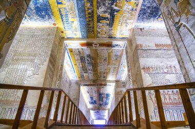 Krallar vadisinde hiyeroglifler bulunan firavunlar için antik mezar odaları, Luxor, Mısır. 