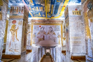 Krallar vadisinde hiyeroglifler bulunan firavunlar için antik mezar odaları, Luxor, Mısır. 