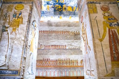 Krallar vadisinde hiyeroglifler bulunan firavunlar için antik mezar odaları, Luxor, Mısır. 