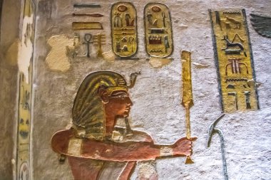 Krallar vadisinde hiyeroglifler bulunan firavunlar için antik mezar odaları, Luxor, Mısır. 