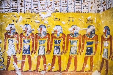 Krallar vadisinde hiyeroglifler bulunan firavunlar için antik mezar odaları, Luxor, Mısır. 