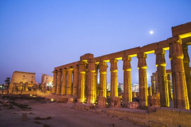 Günbatımında antik Luxor tapınağı, UNESCO Dünya Mirası alanı, Lüksör, Mısır.