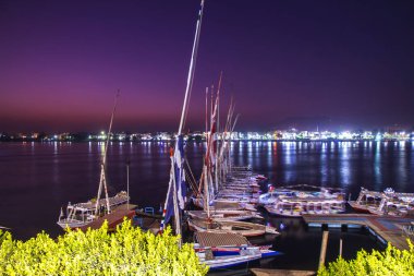 Günbatımında Mısır 'da Nil nehri.