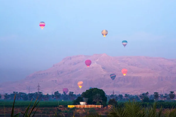 Nil nehri gün doğumunda, Lüksör, Mısır 'da sıcak hava balonları ile.