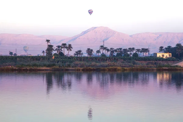 Río Nilo Amanecer Con Globos Aerostáticos Luxor Egipto — Foto de Stock